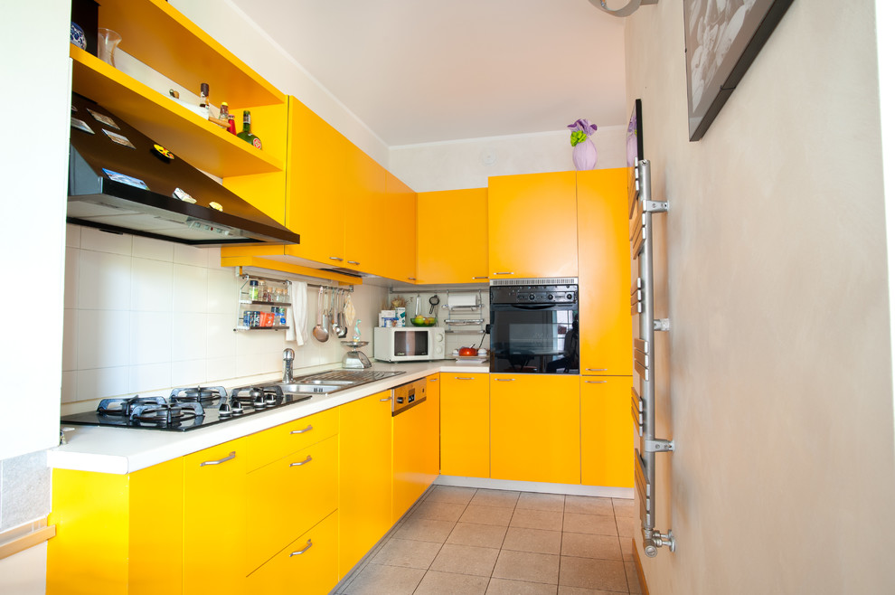 Immagine di una cucina design di medie dimensioni con lavello da incasso, ante lisce, ante gialle, top in laminato, elettrodomestici neri, pavimento in gres porcellanato, pavimento beige, paraspruzzi bianco e nessuna isola