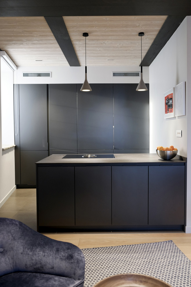 Idee per una cucina abitabile minimalista di medie dimensioni con top in laminato, parquet chiaro e pavimento beige