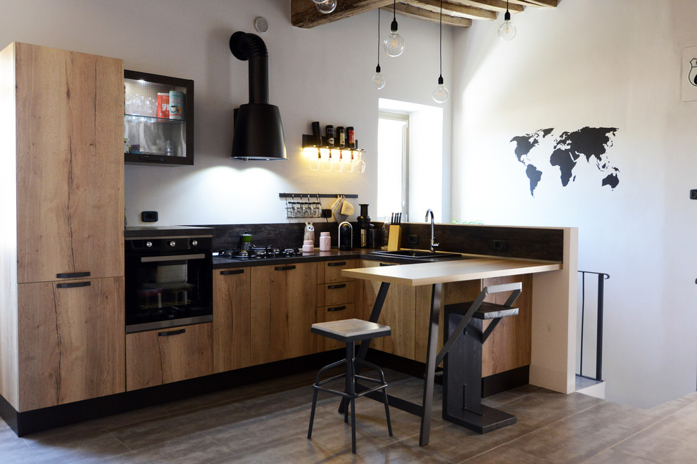 Diseño de cocina actual con armarios con paneles lisos, electrodomésticos de acero inoxidable y suelo marrón