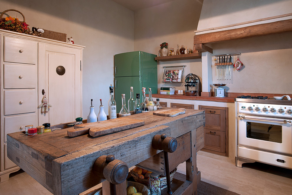 Landhaus Küche mit braunem Holzboden in Florenz