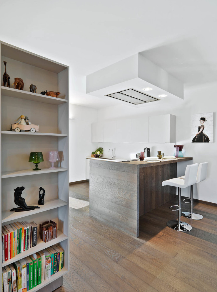 Inspiration for a contemporary kitchen in Milan.