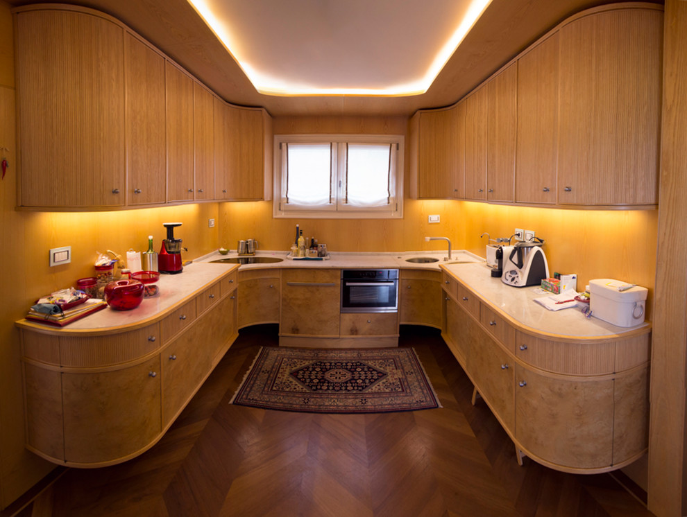 Idee per una cucina ad U contemporanea chiusa e di medie dimensioni con lavello sottopiano, ante in legno chiaro, top in marmo, paraspruzzi giallo e parquet chiaro