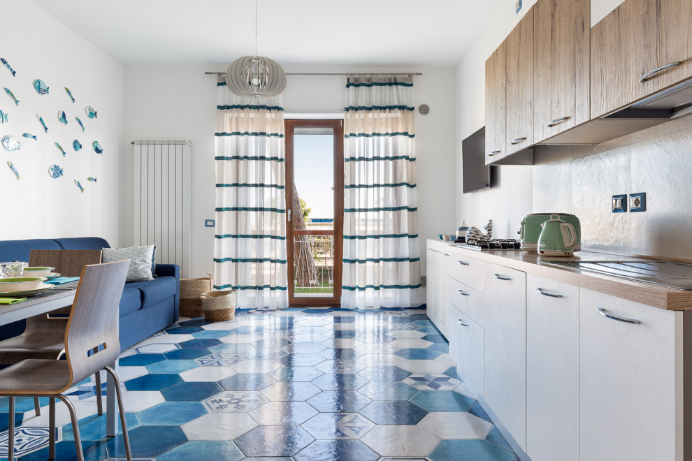 Einzeilige, Mittelgroße Mediterrane Wohnküche mit Laminat-Arbeitsplatte, Porzellan-Bodenfliesen, türkisem Boden und brauner Arbeitsplatte in Sonstige
