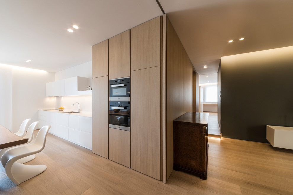 Example of a trendy kitchen design in Bari