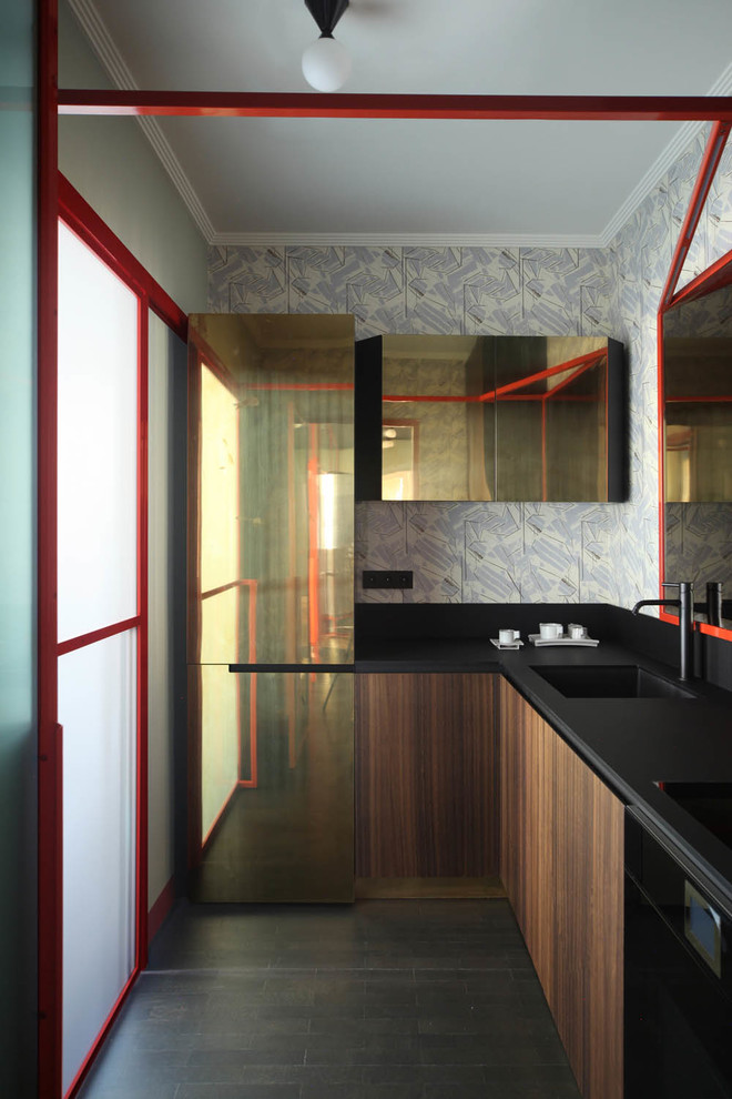 Geschlossene, Kleine Moderne Küche ohne Insel in L-Form mit Küchenrückwand in Grau, dunklem Holzboden, schwarzem Boden, integriertem Waschbecken, flächenbündigen Schrankfronten, dunklen Holzschränken und bunten Elektrogeräten in Venedig