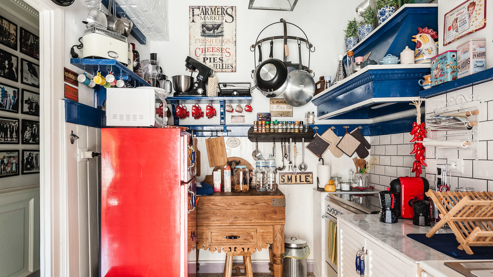 フィレンツェにあるエクレクティックスタイルのおしゃれなII型キッチン (ルーバー扉のキャビネット、白いキャビネット、カラー調理設備、グレーのキッチンカウンター) の写真