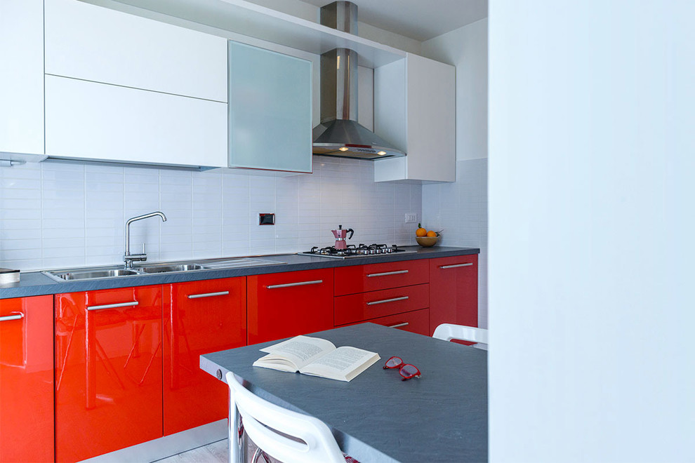 Esempio di una cucina contemporanea di medie dimensioni con parquet chiaro, lavello a doppia vasca, ante lisce, ante rosse, paraspruzzi bianco, paraspruzzi con piastrelle in ceramica e elettrodomestici in acciaio inossidabile