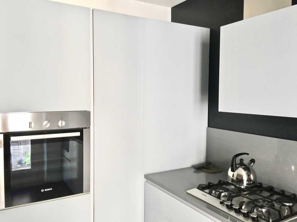 Mittelgroße Moderne Wohnküche in L-Form mit Quarzit-Arbeitsplatte, Küchenrückwand in Grau, Porzellan-Bodenfliesen und grauer Arbeitsplatte in Venedig