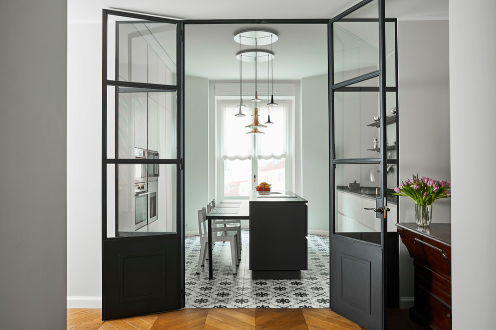 Foto di una cucina abitabile design di medie dimensioni con pavimento con piastrelle in ceramica e pavimento multicolore