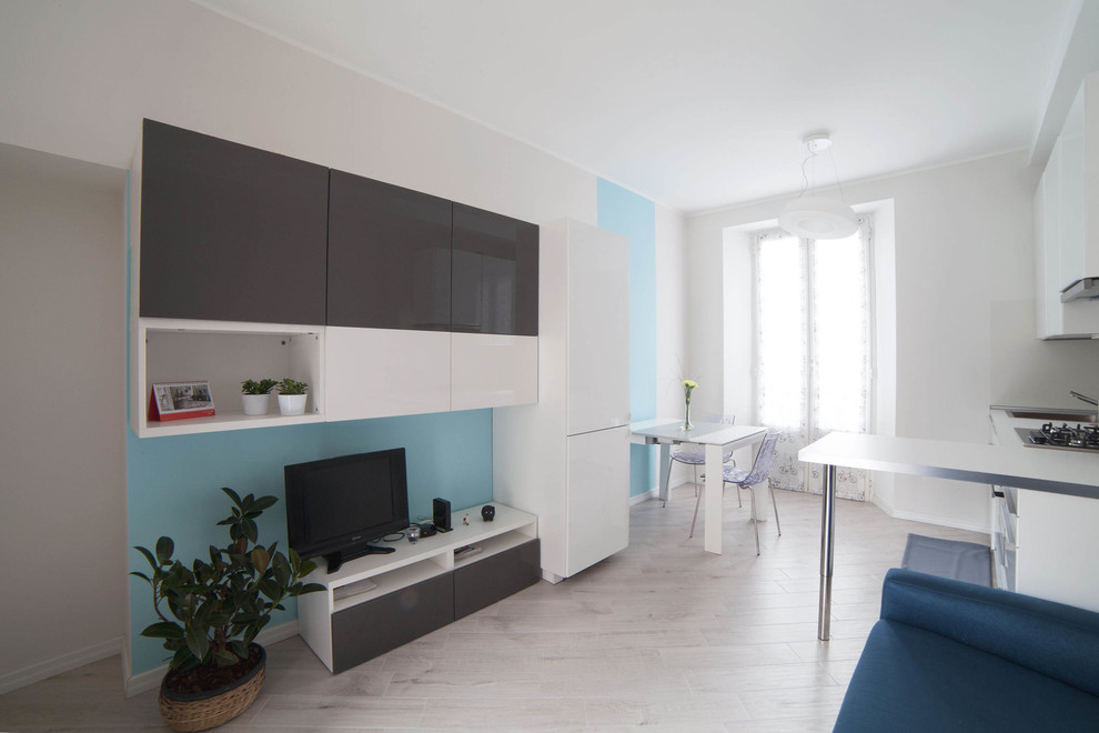Kleine Moderne Wohnküche mit Kücheninsel, Einbauwaschbecken und Porzellan-Bodenfliesen in Mailand