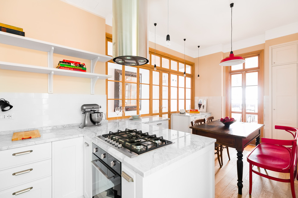 Стильный дизайн: кухня в классическом стиле с фасадами в стиле шейкер и белыми фасадами - последний тренд