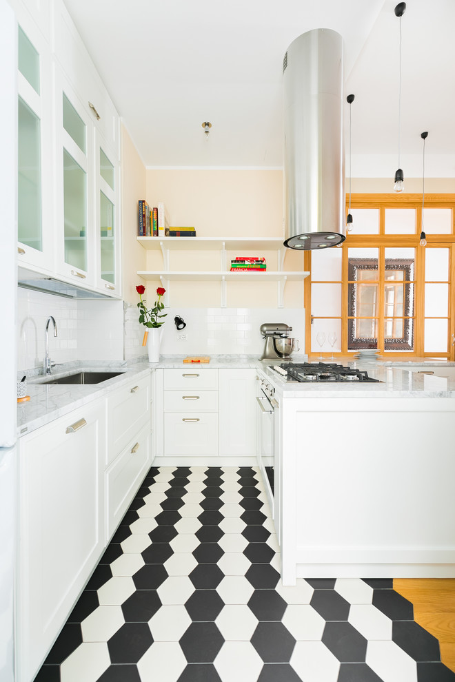 Idéer för att renovera ett vintage grå grått u-kök, med skåp i shakerstil, vita skåp, en undermonterad diskho, vitt stänkskydd, stänkskydd i tunnelbanekakel, en halv köksö och svart golv