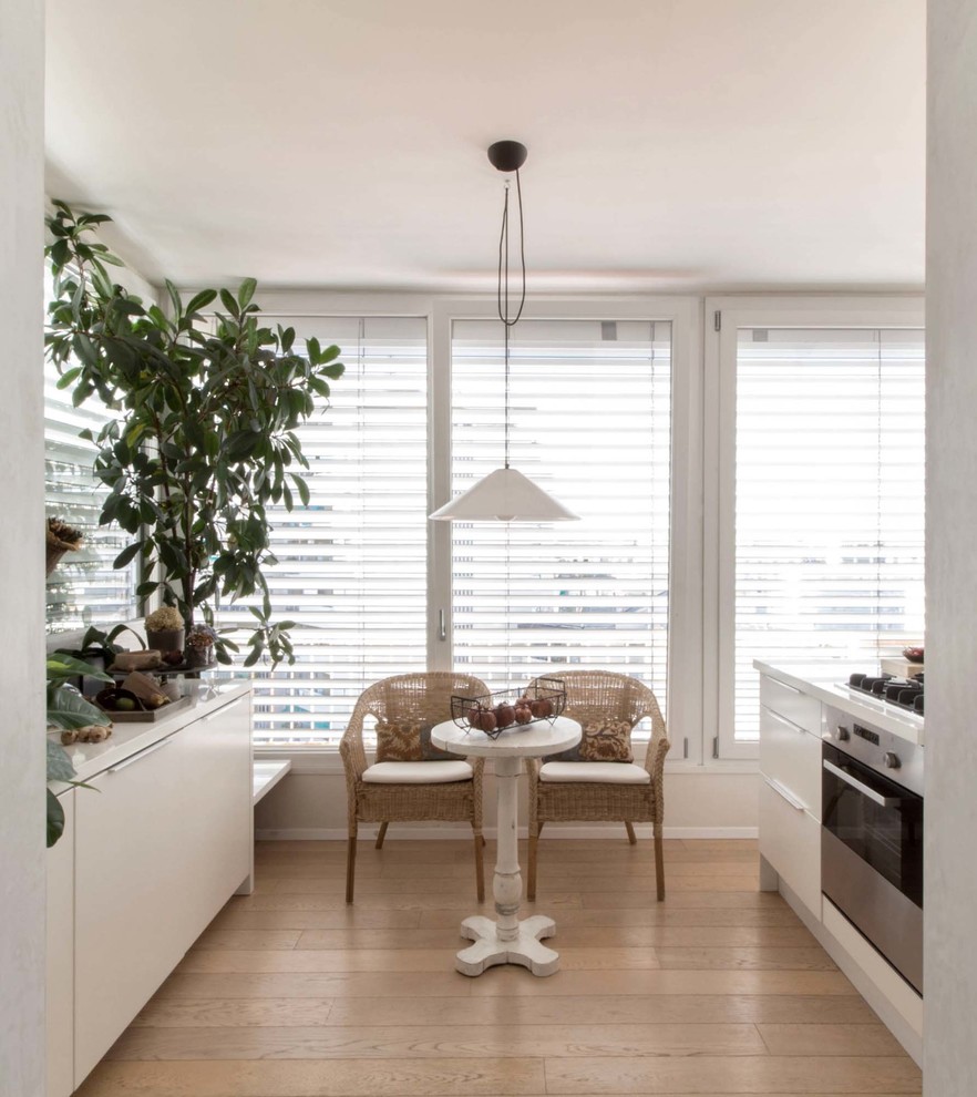 Offene, Kleine Moderne Küche mit hellem Holzboden in Sonstige