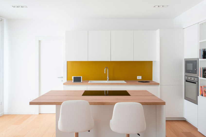 This is an example of a contemporary kitchen in Cagliari.