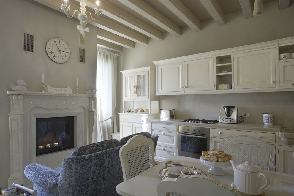 This is an example of a romantic kitchen in Venice.