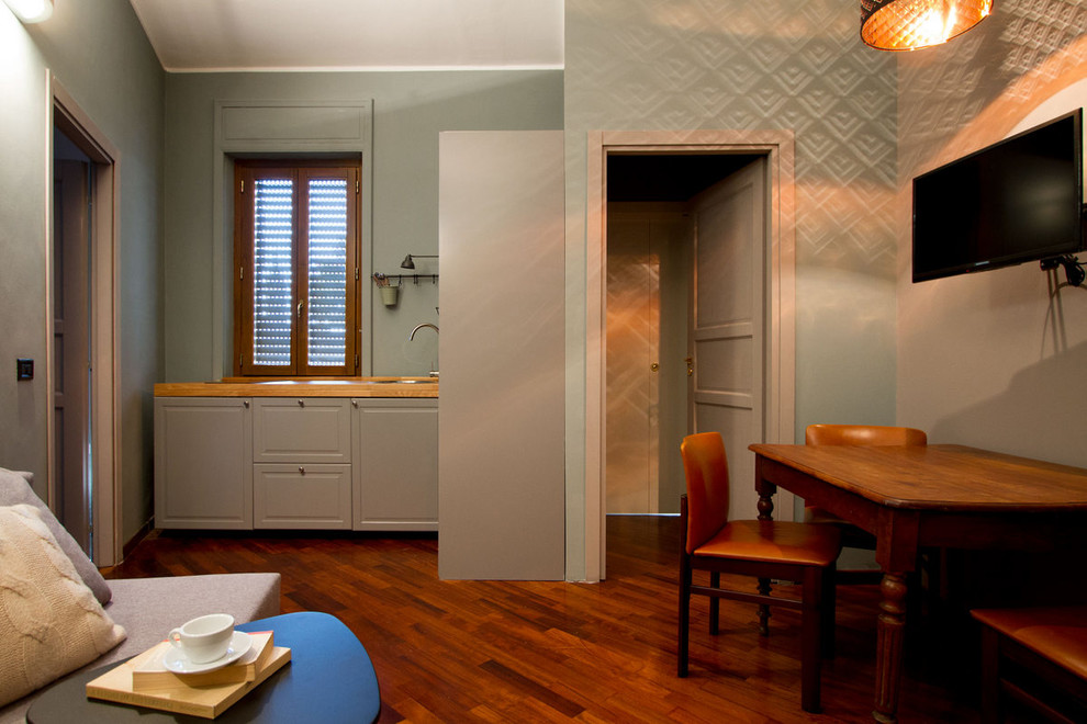 Kleine Eklektische Küche mit braunem Holzboden und braunem Boden in Mailand