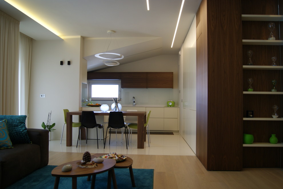 Immagine di una cucina design di medie dimensioni