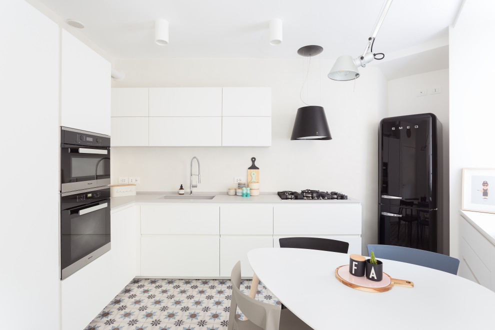 Imagen de cocinas en L escandinava de tamaño medio cerrada con encimera de acrílico, salpicadero blanco y suelo multicolor