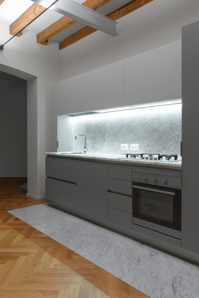 Idee per una piccola cucina design con lavello da incasso, ante bianche, top in marmo, paraspruzzi bianco, paraspruzzi in marmo, pavimento in marmo e pavimento bianco