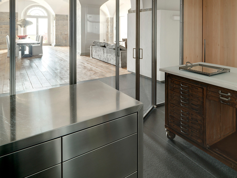 Foto de cocina contemporánea de tamaño medio cerrada con puertas de armario en acero inoxidable, encimera de acero inoxidable y dos o más islas
