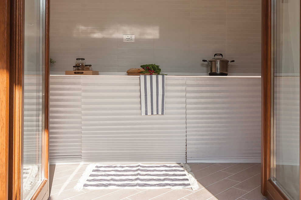 Ispirazione per una cucina parallela minimalista chiusa e di medie dimensioni con pavimento in gres porcellanato