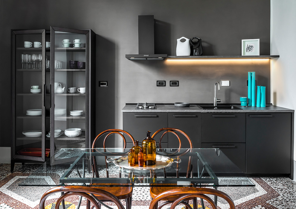Foto di una cucina moderna di medie dimensioni con ante nere, top in cemento, nessuna isola, pavimento multicolore, ante lisce, lavello a vasca singola e top grigio