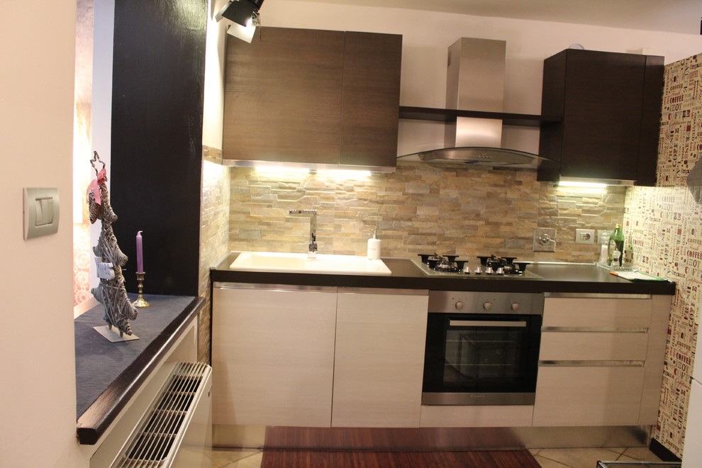 Appartamento in un palazzo storico di Bologna Modern Kitchen