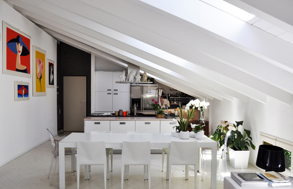 Свежая идея для дизайна: параллельная кухня в скандинавском стиле с обеденным столом, плоскими фасадами, белыми фасадами, техникой из нержавеющей стали, деревянным полом, островом и бежевым полом - отличное фото интерьера