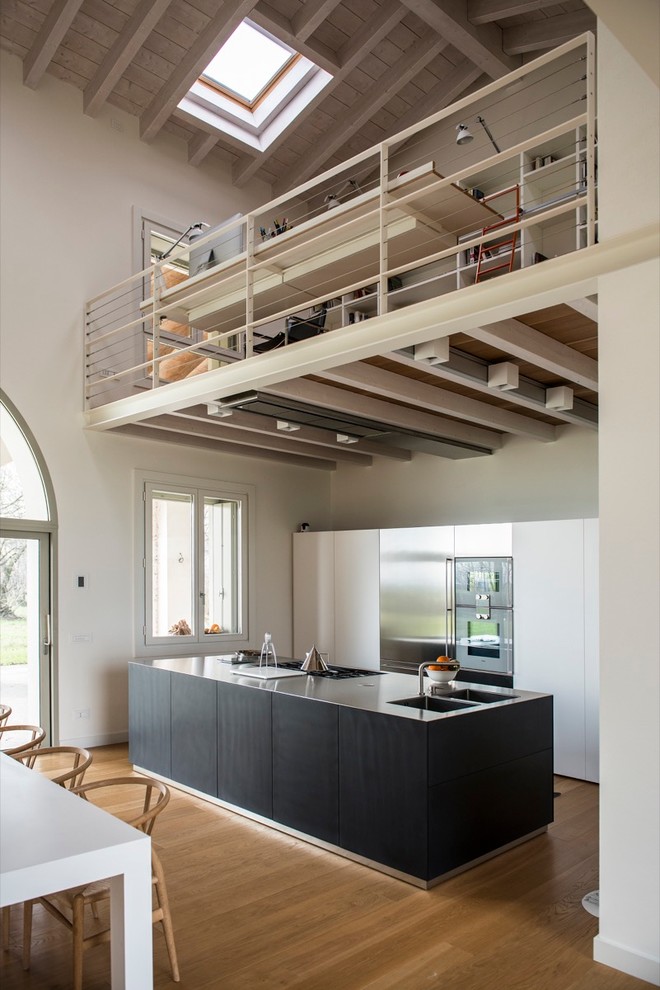 This is an example of a contemporary kitchen in Milan.