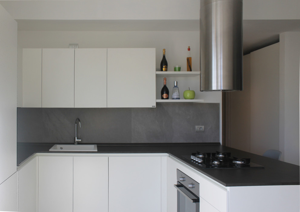 Foto på ett mellanstort funkis kök med öppen planlösning, med en enkel diskho, släta luckor, laminatbänkskiva, grått stänkskydd, stänkskydd i keramik, klinkergolv i keramik och en halv köksö