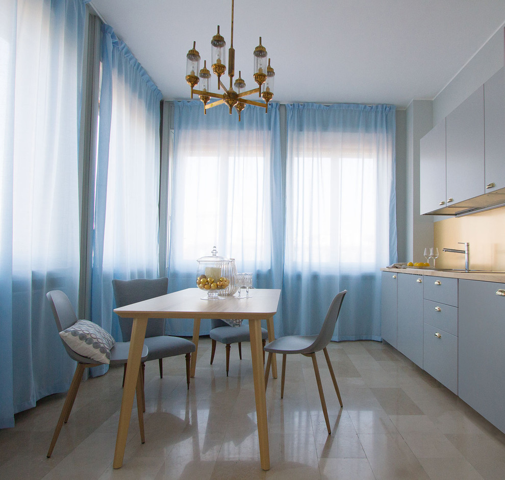 Ispirazione per una cucina design con top in legno, pavimento in marmo, pavimento beige e top beige