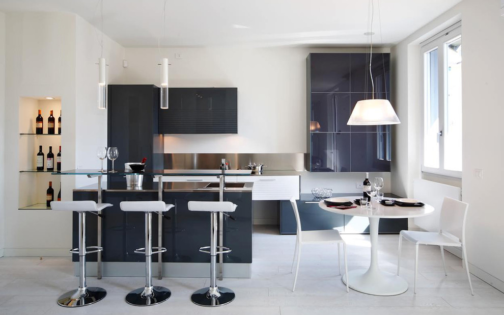 Idéer för ett modernt kök, med en integrerad diskho, släta luckor, blå skåp, bänkskiva i rostfritt stål, stänkskydd med metallisk yta, integrerade vitvaror och en halv köksö