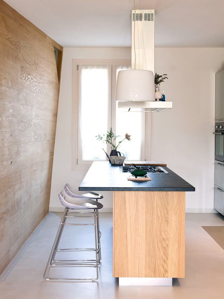 Источник вдохновения для домашнего уюта: кухня среднего размера в современном стиле с островом, светлыми деревянными фасадами и полом из керамогранита