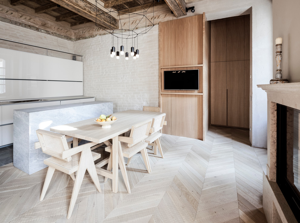 Источник вдохновения для домашнего уюта: кухня среднего размера в современном стиле с обеденным столом и светлым паркетным полом