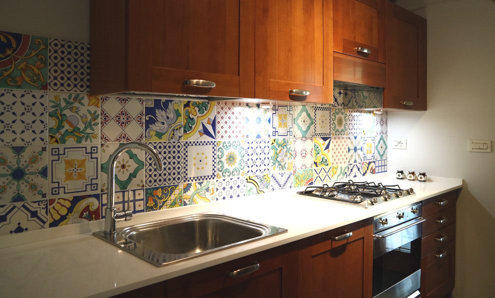 Immagine di una cucina contemporanea con top in quarzo composito e paraspruzzi multicolore