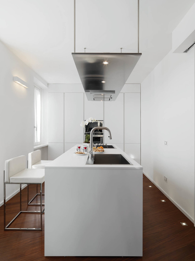 Exempel på ett avskilt, mellanstort modernt linjärt kök, med släta luckor, vita skåp, bänkskiva i kvarts, rostfria vitvaror, mörkt trägolv, en köksö och brunt golv