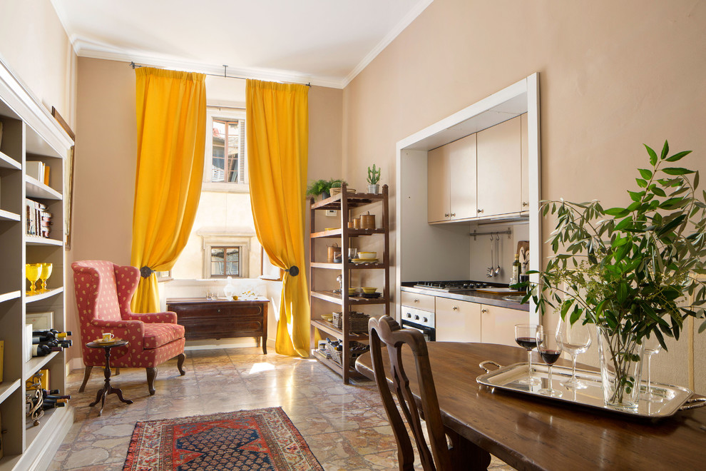 Inspiration för ett litet vintage linjärt kök och matrum, med släta luckor, vitt stänkskydd, marmorgolv och orange golv