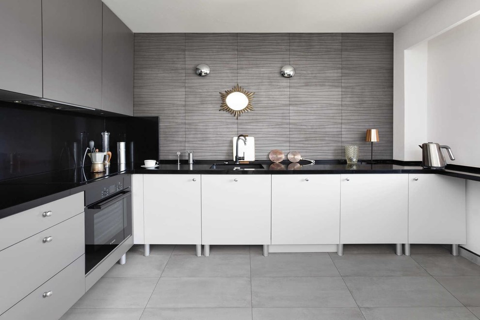 Esempio di una cucina con pavimento in gres porcellanato e pavimento grigio