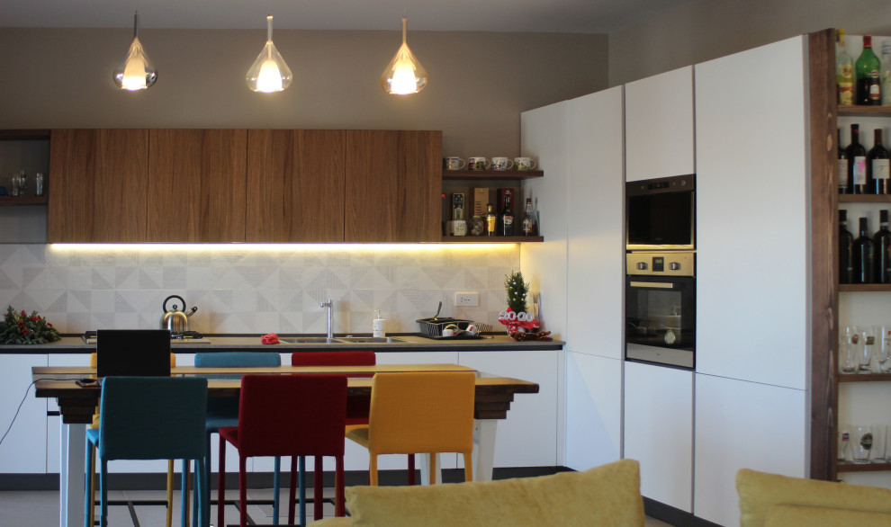 Esempio di una cucina a L minimal di medie dimensioni con pavimento in gres porcellanato