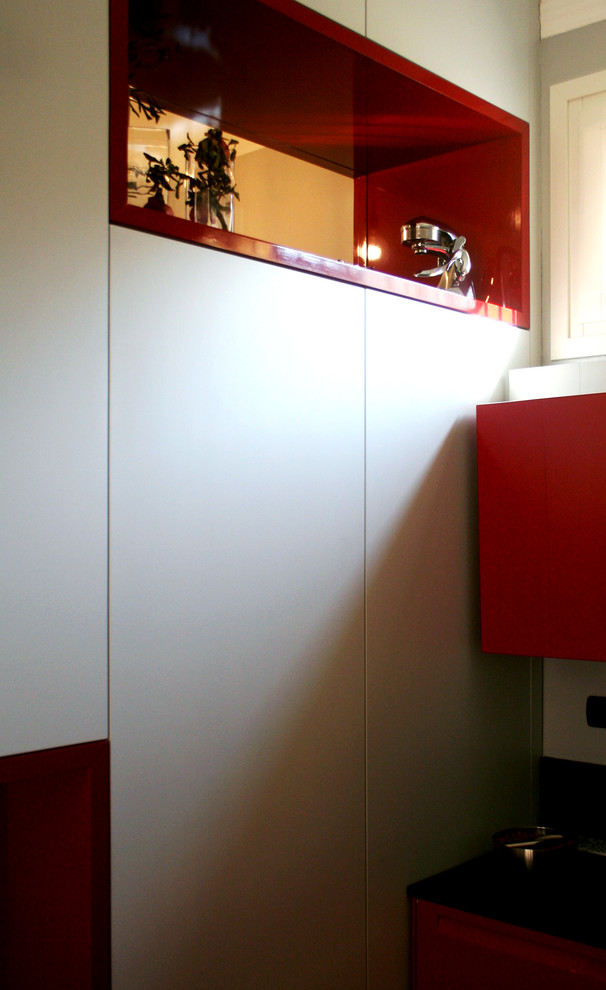 На фото: угловая кухня-гостиная в стиле фьюжн с плоскими фасадами, красными фасадами, светлым паркетным полом и полуостровом