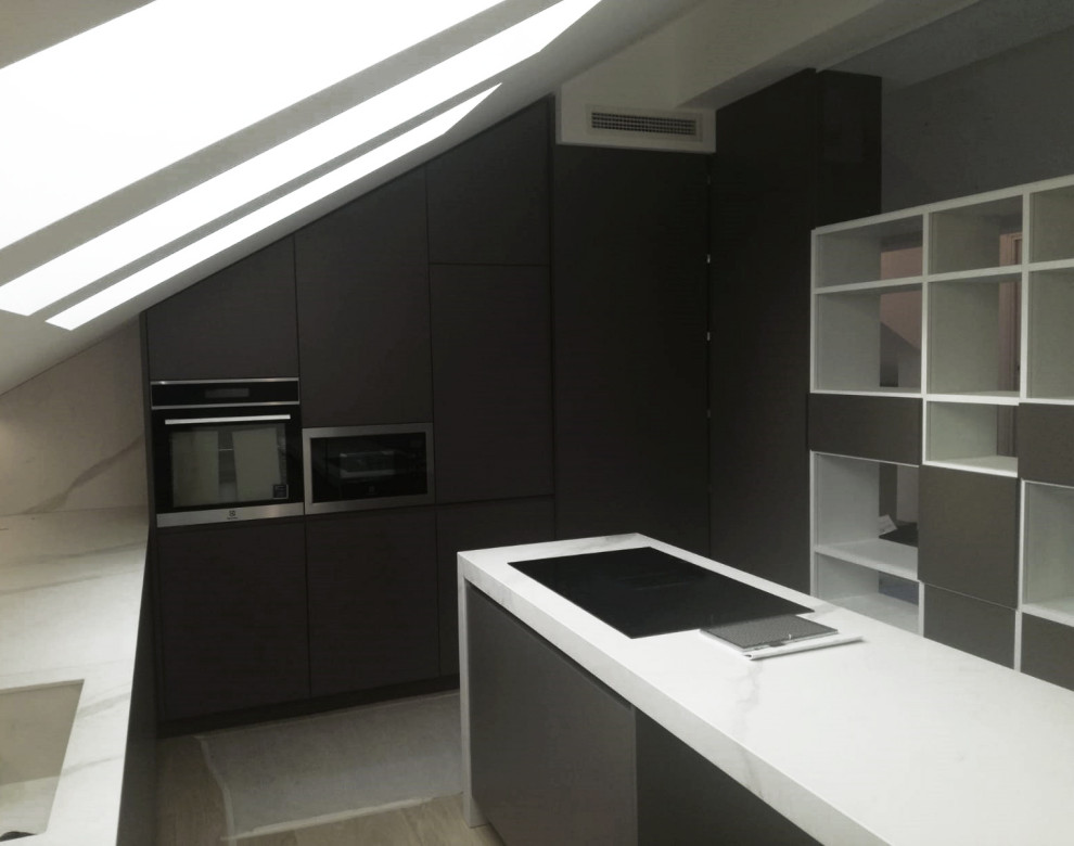 Foto di una cucina design con ante bianche, parquet chiaro e top bianco