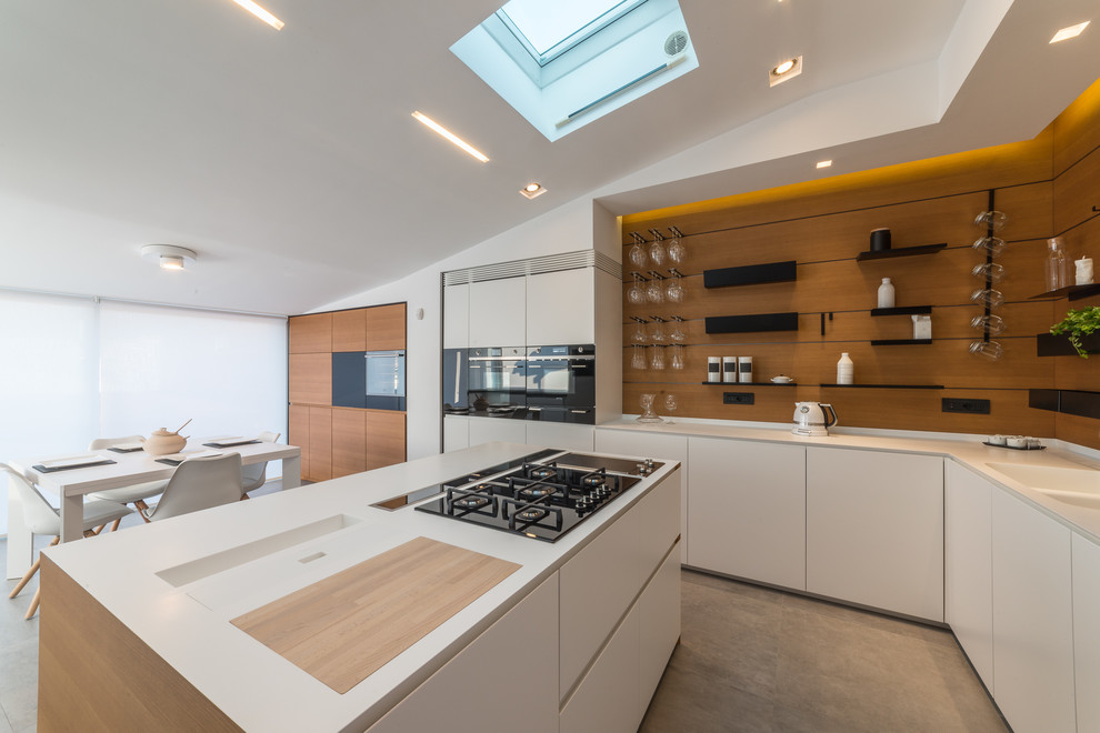 This is an example of a contemporary kitchen in Naples.