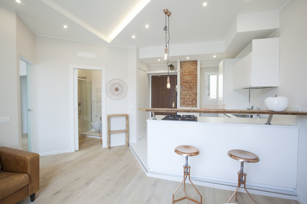 Ispirazione per una cucina moderna di medie dimensioni con parquet chiaro e pavimento beige