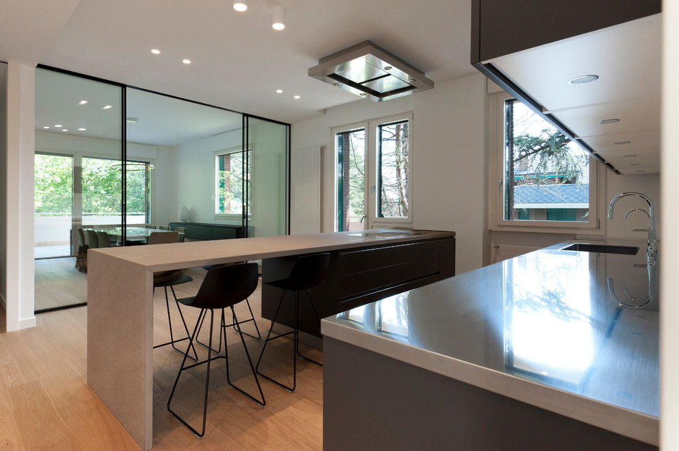 This is an example of a modern kitchen in Bologna with stainless steel worktops.