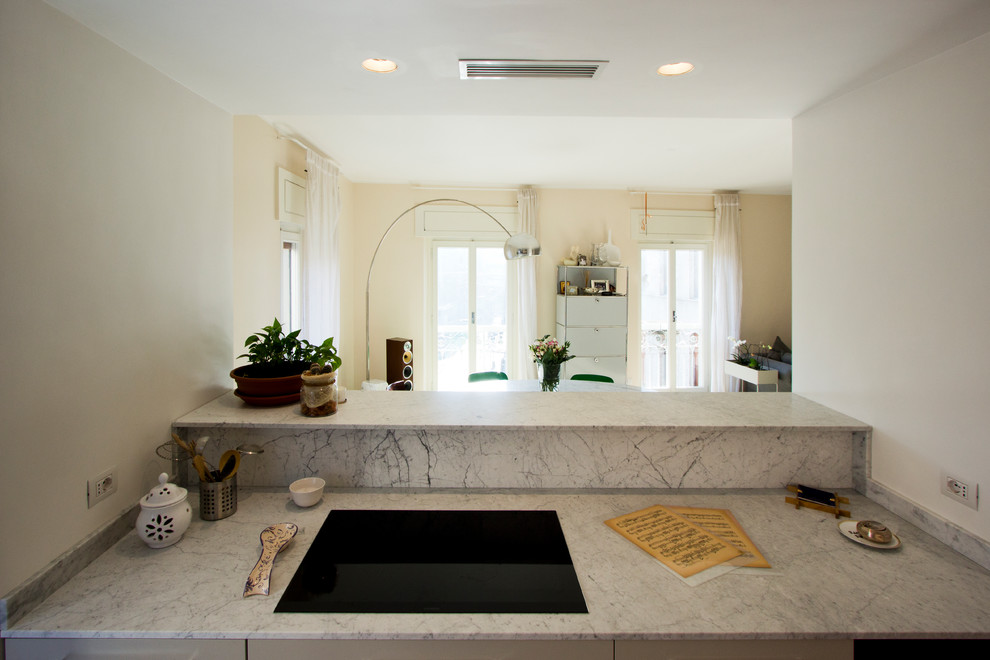 Idéer för stora funkis vitt kök, med en undermonterad diskho, släta luckor, grå skåp, marmorbänkskiva, vitt stänkskydd, stänkskydd i marmor, svarta vitvaror, betonggolv, en köksö och grått golv