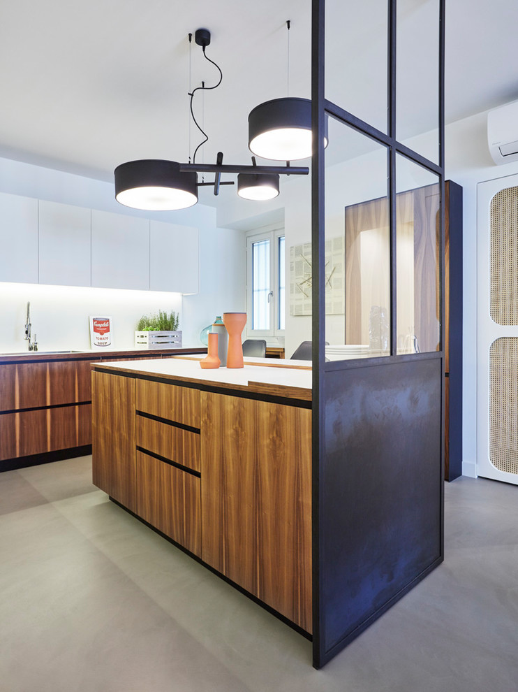Esempio di una cucina moderna di medie dimensioni con ante lisce, ante in legno scuro, paraspruzzi bianco, pavimento in cemento, penisola e pavimento grigio