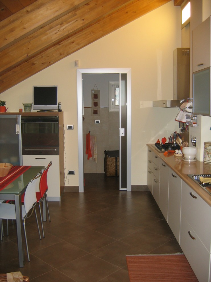 Moderne Küche mit Porzellan-Bodenfliesen und braunem Boden in Turin