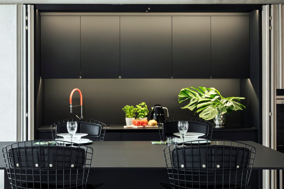 Esempio di una piccola cucina contemporanea con ante lisce, ante nere, paraspruzzi nero, elettrodomestici da incasso, nessuna isola e top nero