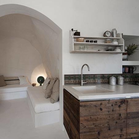 Idee per una cucina abitabile mediterranea con lavello integrato, ante con finitura invecchiata e top in cemento