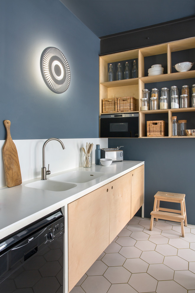 Einzeilige Moderne Küche mit offenen Schränken, hellen Holzschränken, schwarzen Elektrogeräten, weißem Boden, weißer Arbeitsplatte, Küchenrückwand in Weiß und integriertem Waschbecken in Mailand